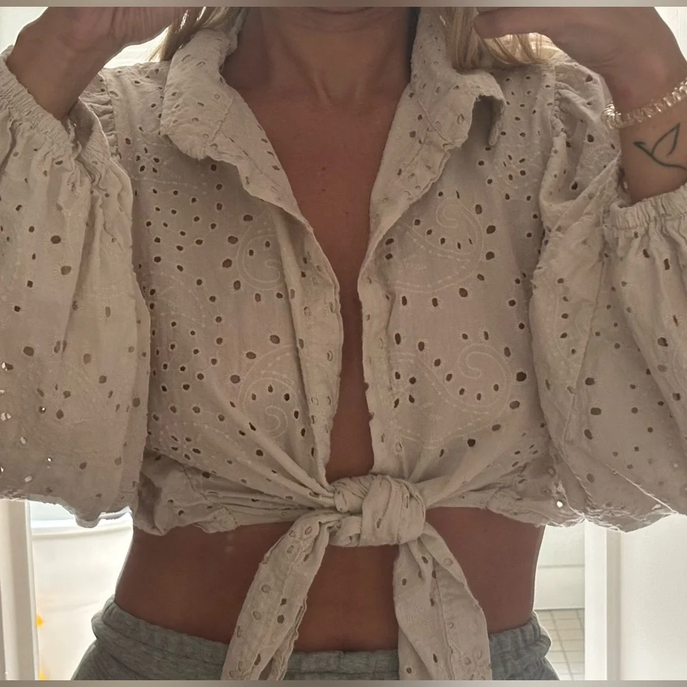 Meo Meli Cream Eyelet Tie-Front Blouse Size Small - Picture 1 of 10